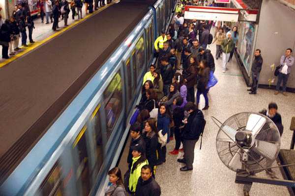 Metro de Santiago comprará 950 cámaras de seguridad para vigilar el 100% de sus andenes