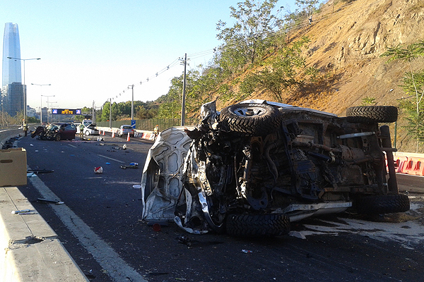 Accidente automovilístico en autopista Costanera Norte deja al menos dos personas fallecidas