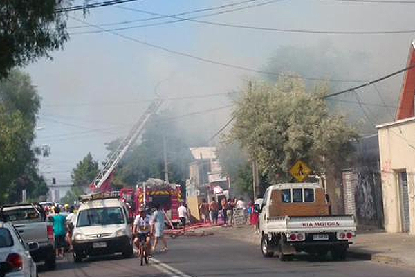 Violento incendio destruye mueblería en la comuna de Pudahuel