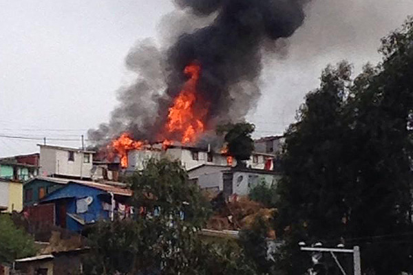 Incendio en cerro Mariposas de Valparaíso destruye dos viviendas