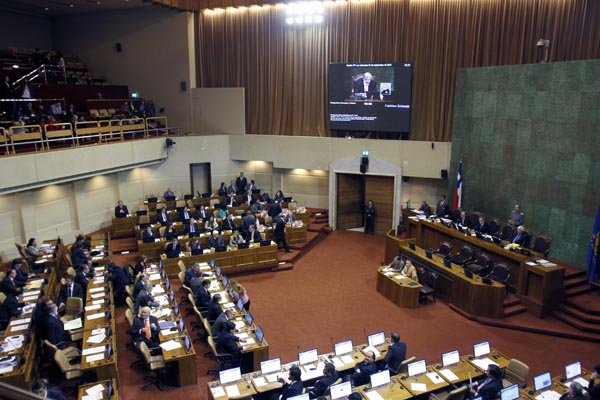 Senadores aprueban sancionar civil y penalmente a sostenedores que lucren