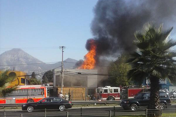 Incendio afecta a local comercial en avenida Kennedy, en la comuna de Vitacura