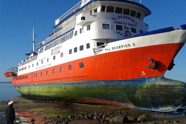 Crucero Skorpios II encalla con 120 personas a bordo en Puerto Montt