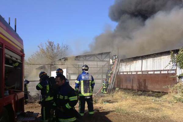 Incendio en parque industrial de Talca consume al menos 15 locales