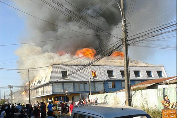Incendio de grandes proporciones destruyó varios inmuebles en centro de Cañete