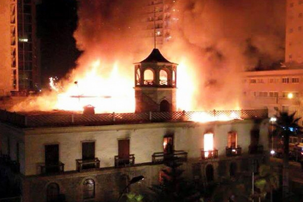 Grave incendio afecta histórico edificio de la ex Aduana en Iquique