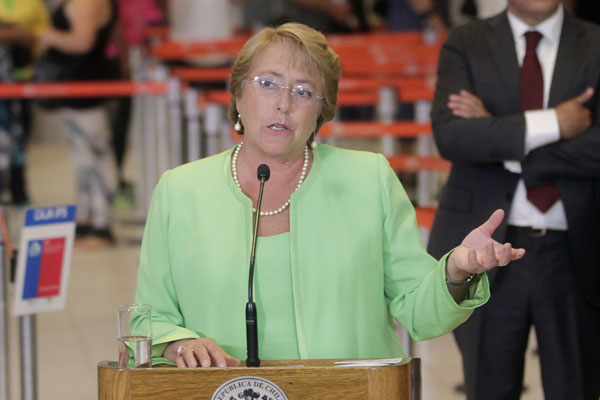 Adimark: Aprobación de Bachelet vuelve a caer en medio de escándalo por caso Caval