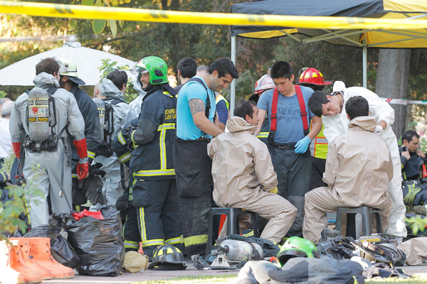 Trabajador intentó rescatar a operarios que murieron al inhalar gas en clínica de Vitacura