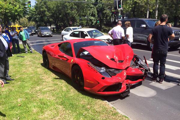Graves daños sufrió automóvil Ferrari que protagonizó choque en Vitacura