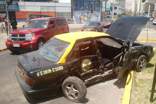Dos heridos en Iquique tras violenta colisión entre una camioneta y un colectivo