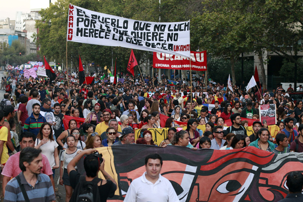 Masiva marcha por el Día de la Mujer en Santiago concluye con incidentes