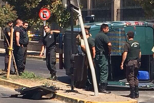 Choque vehículo particular y carro de Gendarmería deja dos funcionarios heridos en Santiago
