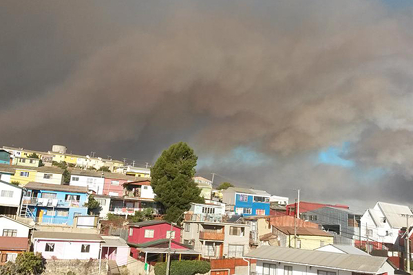 Intendencia de Valparaíso comienza evacuación preventiva por incendio en camino La Pólvora