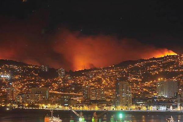 Actualización permanente: Autoridades realizan balance sobre incendio en Valparaíso