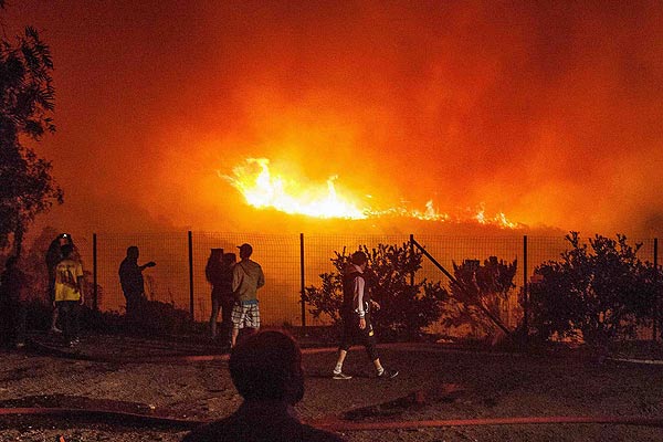 Incendio forestal en Valparaíso presenta proyección hacia la termoeléctrica Nehuenco