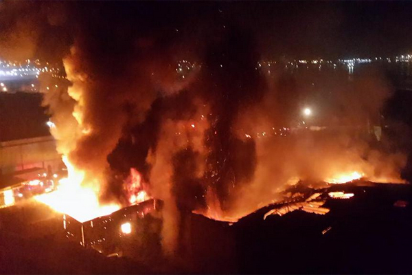Violento incendio destruyó dos galpones en la Zona Franca de Iquique