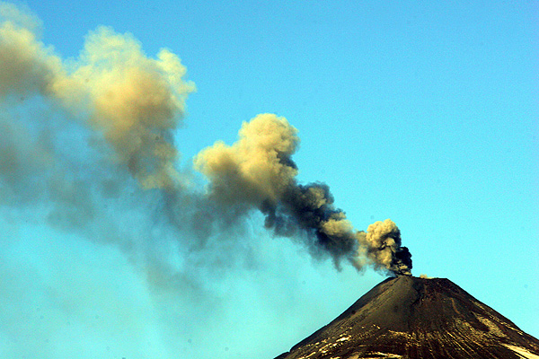 Se mantiene alerta naranja para sector del volcán Villarrica debido a probable erupción