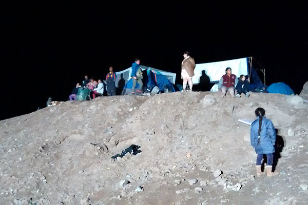 Copiapó: Decenas de vecinos pasaron la noche en los cerros tras alud en localidad de Paipote