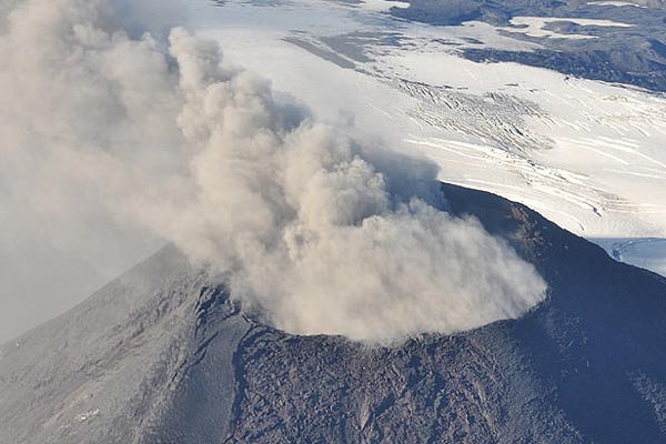 Aumenta actividad del volcán Villarrica y sus fumarolas superan los 800 metros