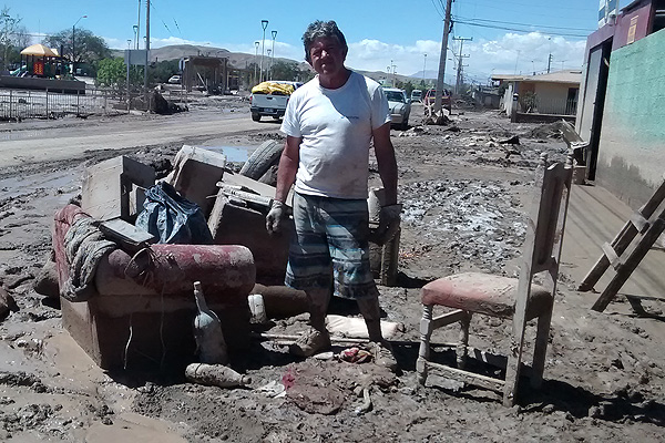 Habitantes de Diego de Almagro y El Salado comienzan a retirar el lodo y piden ayuda