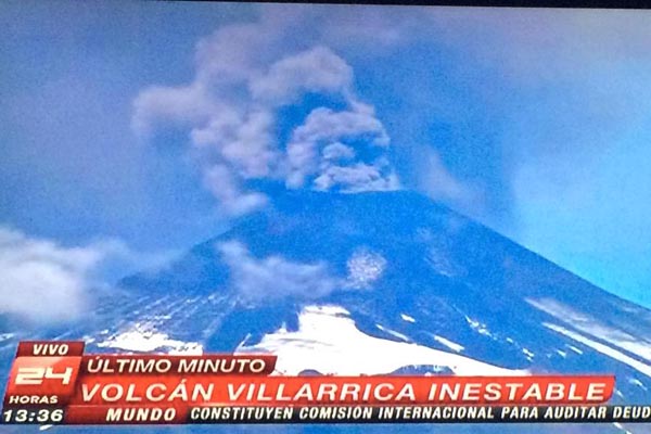 Gran columna de humo y cenizas activa las alarmas alrededor del volcán Villarrica