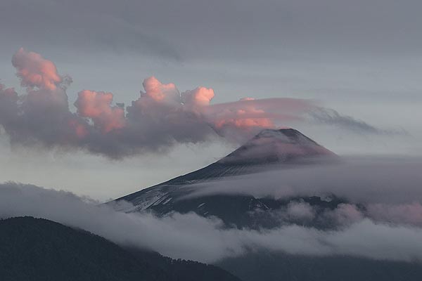 Volcán Villarrica registra baja actividad tras gran emisión de humo del domingo