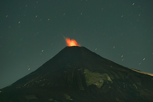 Volcán Villarrica continúa con actividad eruptiva débil y se mantiene la alerta naranja