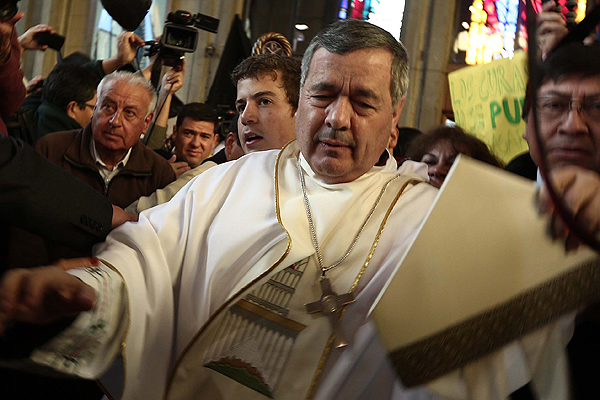 Asesores del Papa sobre abusos sexuales le expresarán reparos por designación de Barros