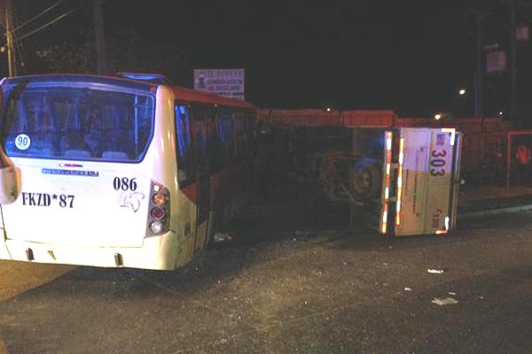 Accidente entre microbus y un camión en Valparaíso deja al menos 22 personas lesionadas