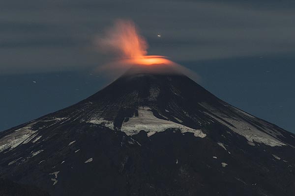 Volcán Villarrica vuelve a mostrar inestabilidad e incandescencia esporádica