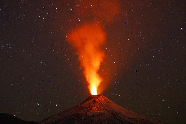 Volcán Villarrica muestra inestabilidad e incandescencia y mantienen alerta naranja