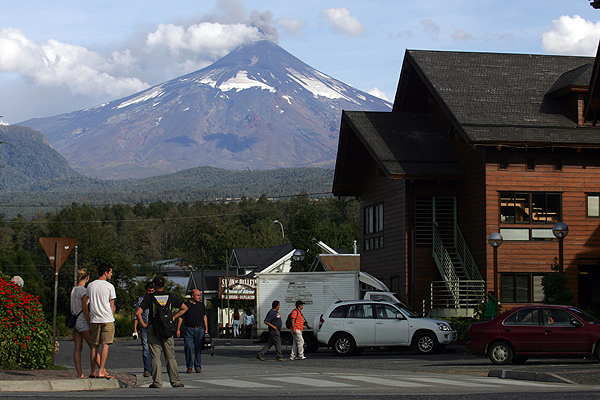 Volcán Villarrica sigue con débil actividad, pero Sernageomin mantiene alerta naranja