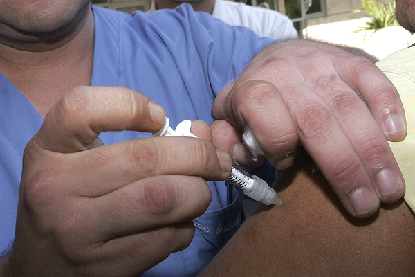 Inician sumarios por error en administración de vacunas a funcionarios del SAG
