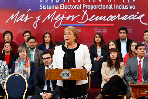 Bachelet a afectados por erupción: 