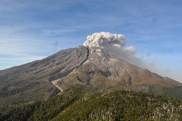 Disminuye la sismicidad y la emisión de cenizas en el volcán Calbuco