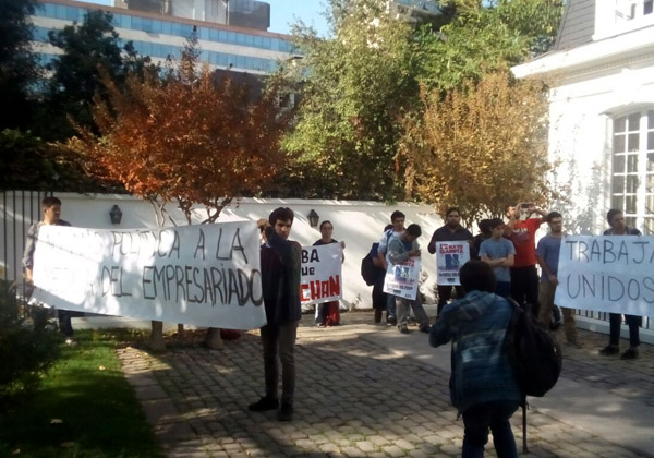 Estudiantes y trabajadores protestan ante sede de la CPC en víspera del 1° de Mayo