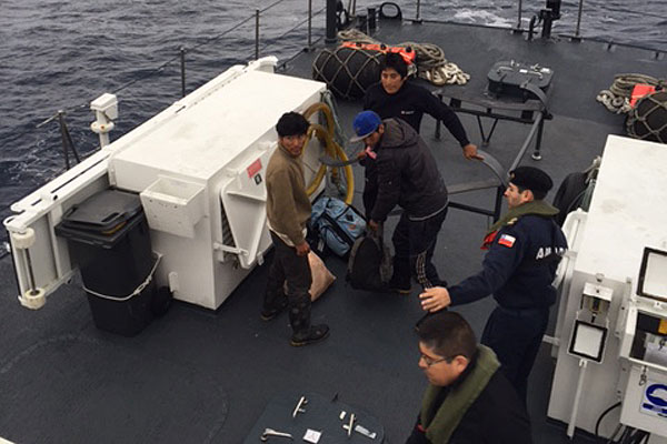 Efectivos de la Armada rescata a pescadores peruanos frente a las costas de Antofagasta