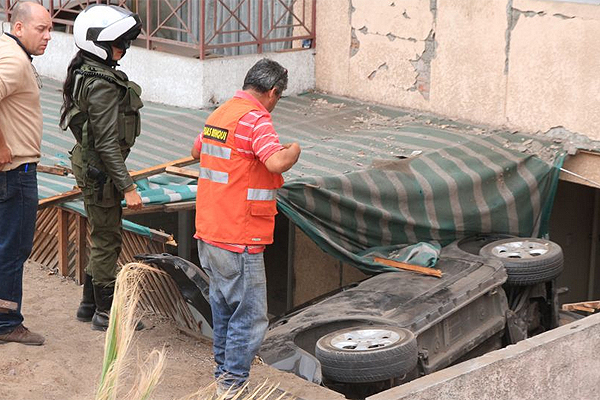 Milagrosa salvada de familia en Iquique tras caer desde un auto en patio de departamento