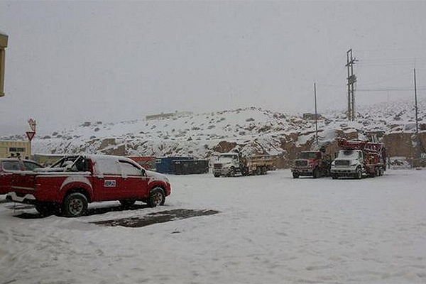 Caída de nieve en el Tamarugal provoca corte de rutas y suspensión de clases se mantiene