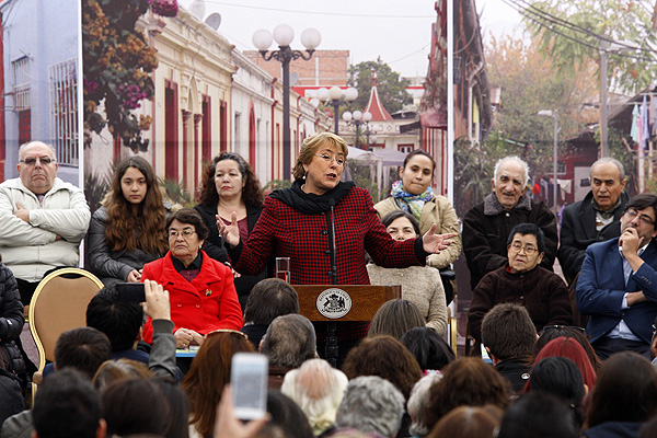 Presidenta Bachelet entrega subsidios para recuperar los cités de Santiago