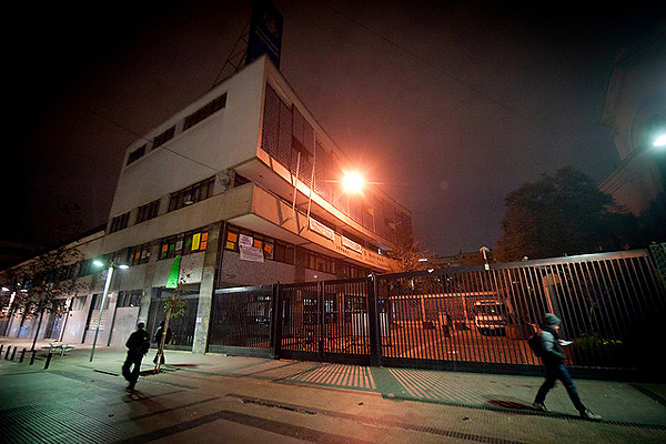 Carabineros ingresa a toma del Instituto Nacional, que ya había sido desalojado por alumnos